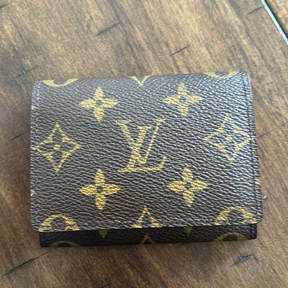 Keeping her!! LV card holder